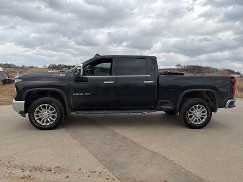 Used 2024 Chevrolet Silverado 2500 LTZ w/ LTZ Convenience Package image 9