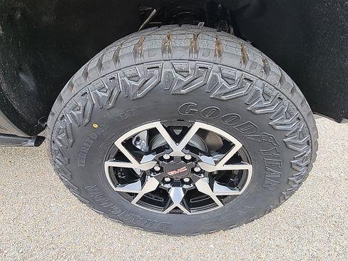 New 2025 GMC Canyon AT4 w/ AT4X Package image 11