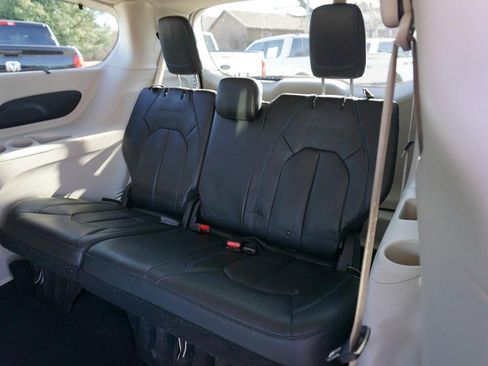 Used 2021 Chrysler Pacifica Touring-L image 25