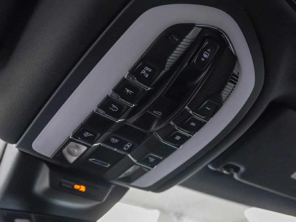 Certified 2026 Porsche Macan AWD/4WD image 28