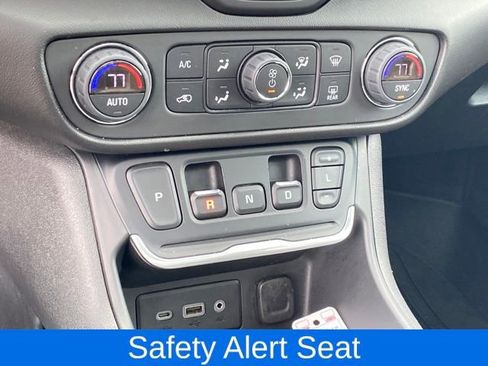 Certified 2019 GMC Terrain SLE w/ Driver Convenience Package image 11