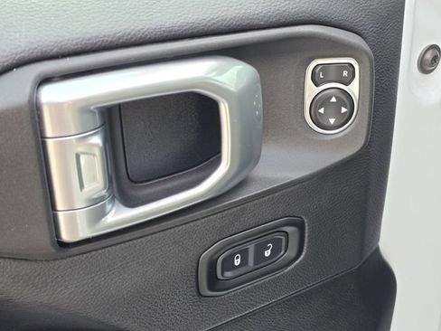 Used 2020 Jeep Wrangler Unlimited Sahara image 35