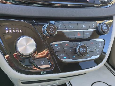 Used 2024 Chrysler Pacifica Touring-L image 18