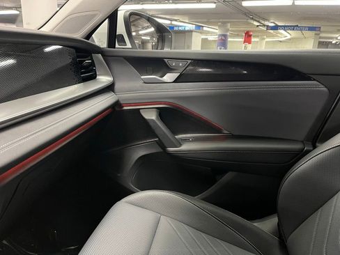 New 2025 Volkswagen Tiguan SE image 32