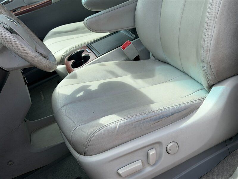 Used 2014 Toyota Sienna XLE w/ XLE Premium Package FWD image 17