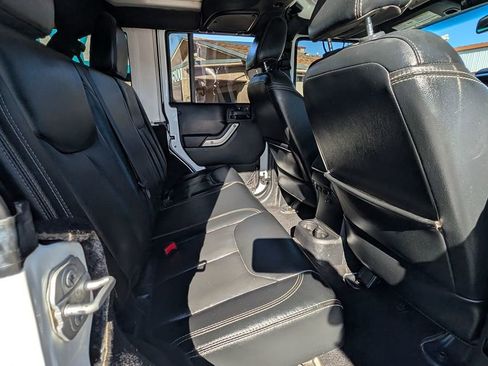 Used 2015 Jeep Wrangler Unlimited Rubicon image 30