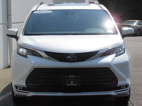 Used 2023 Toyota Sienna XLE w/ XLE Plus Package AWD/4WD image 3