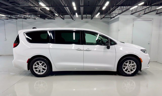 Used 2024 Chrysler Pacifica Touring-L FWD image 5