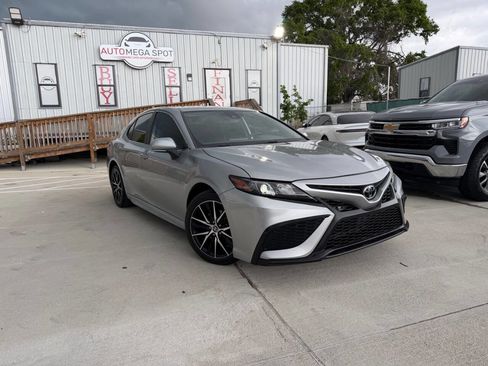 Used 2023 Toyota Camry SE image 2