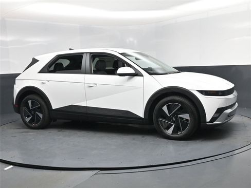 New 2026 Hyundai Ioniq 5 SEL image 2