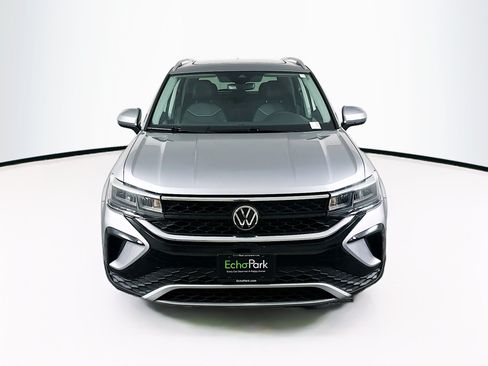 Used 2023 Volkswagen Taos SE w/ Panoramic Sunroof Package FWD image 2