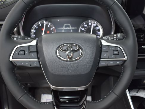 Used 2022 Toyota Highlander Platinum image 18