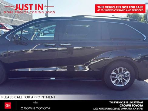 Used 2026 Toyota Sienna XLE FWD image 6