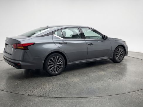 Used 2025 Nissan Altima 2.5 SV FWD image 9