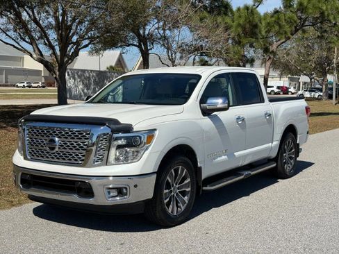 Used 2018 Nissan Titan SL image 4