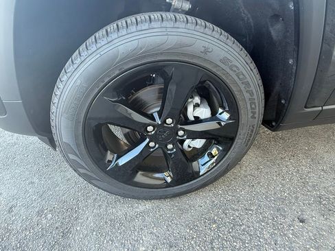 Certified 2025 Jeep Grand Cherokee Limited w/ Black Appearance Package image 32