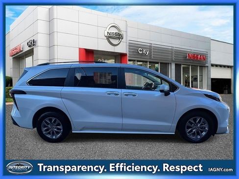 Used 2024 Toyota Sienna XLE image 2