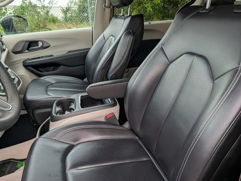 Used 2023 Chrysler Pacifica Touring-L FWD image 16