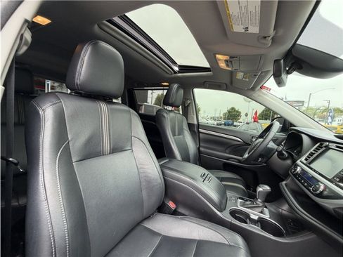 Used 2017 Toyota Highlander SE FWD image 41