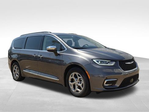 Used 2023 Chrysler Pacifica Limited FWD image 4