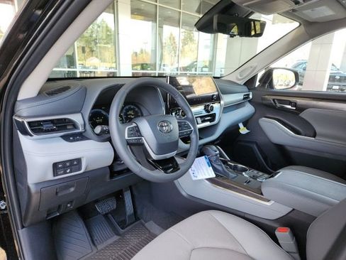 New 2026 Toyota Highlander Platinum image 15