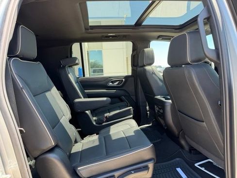 Used 2024 Chevrolet Suburban Premier w/ Premium Package RWD image 11