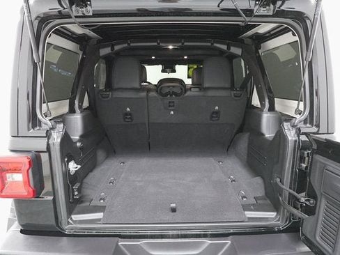 Used 2025 Jeep Wrangler Unlimited Rubicon image 25