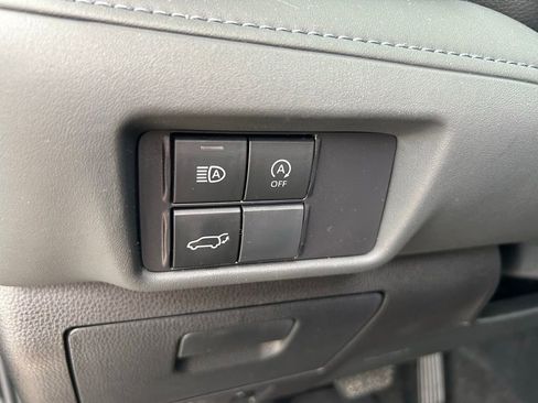 Used 2024 Toyota Highlander XLE FWD image 19