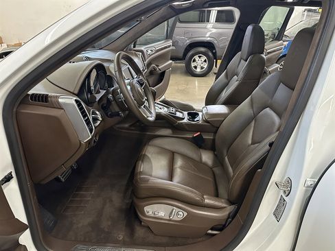 Used 2015 Porsche Cayenne Turbo w/ Premium Plus Package AWD/4WD image 10