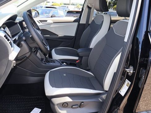Certified 2025 Volkswagen Taos SE image 13