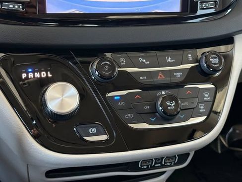 Used 2024 Chrysler Pacifica Touring-L FWD image 25
