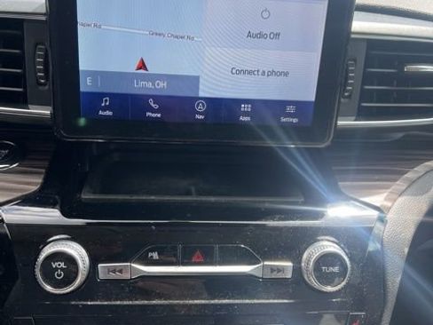 Used 2024 Ford Explorer Limited w/ Equipment Group 301A AWD/4WD image 16
