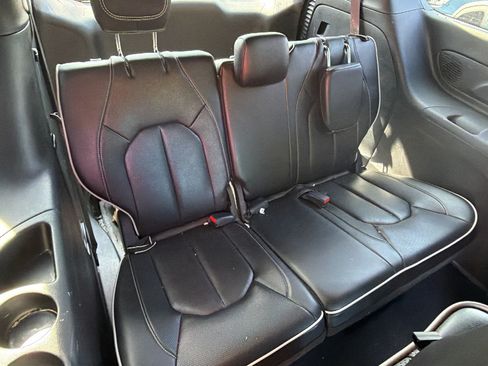 Used 2025 Chrysler Pacifica Limited FWD image 22