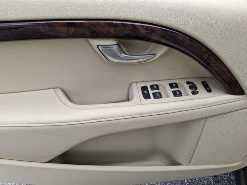 Used 2016 Volvo XC70 T5 Platinum w/ Climate Package image 12