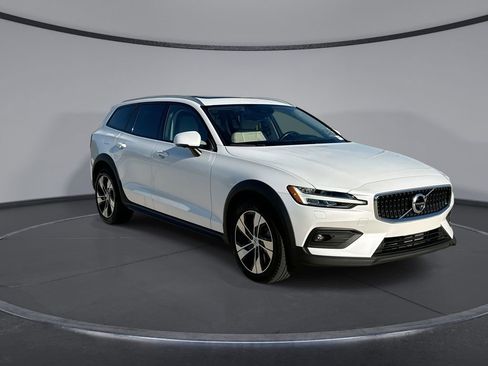 Used 2022 Volvo V60 T5 Cross Country AWD/4WD image 12
