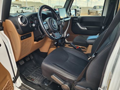 Used 2016 Jeep Wrangler Unlimited Rubicon w/ Connectivity Group AWD/4WD image 15