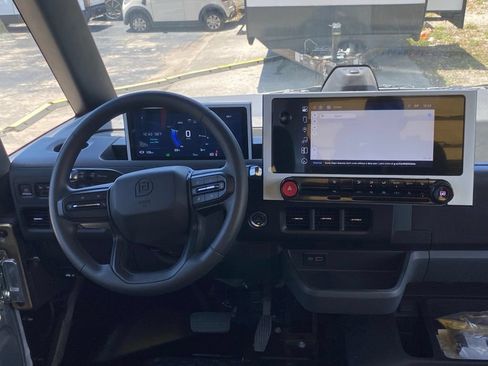 Used 2024 Chevrolet Brightdrop 400 w/ Commercial Equipment Package AWD/4WD image 26