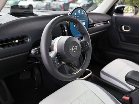 Used 2025 MINI Cooper 4-Door Hardtop FWD image 18