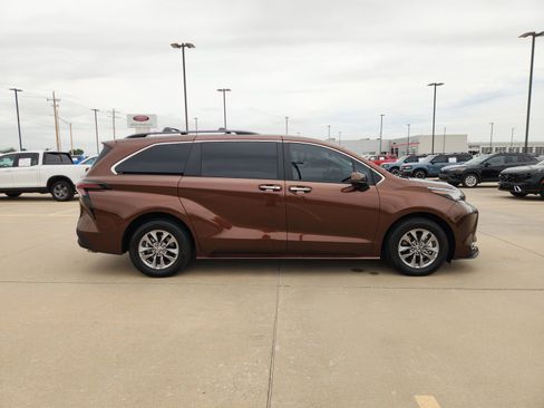 Used 2023 Toyota Sienna XLE FWD image 7