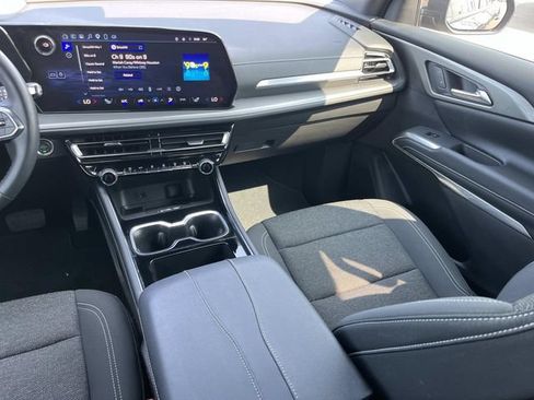 Certified 2025 Chevrolet Traverse LT FWD image 14