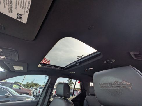 Used 2023 Chevrolet Traverse High Country image 15