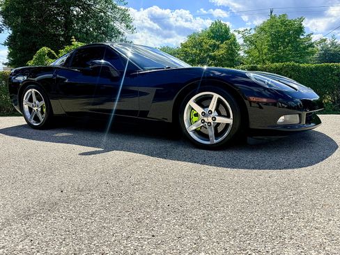 Used 2005 Chevrolet Corvette Coupe w/ Preferred Equipment Group RWD image 2