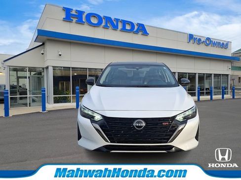 Used 2025 Nissan Sentra SR w/ SR Premium Package image 2