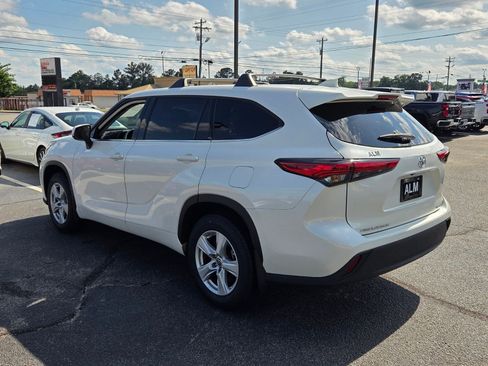 Used 2021 Toyota Highlander LE AWD/4WD image 10
