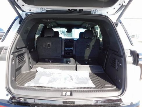 New 2026 Chevrolet Traverse RS w/ LPO, Floor Liner Package FWD image 28
