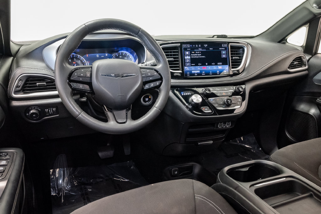 Used 2023 Chrysler Pacifica Touring FWD image 9