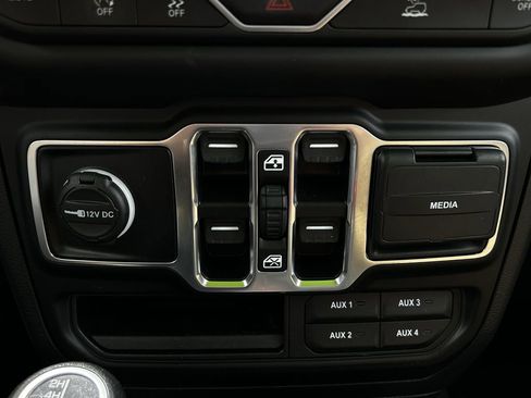 Used 2021 Jeep Gladiator Sport AWD/4WD image 21