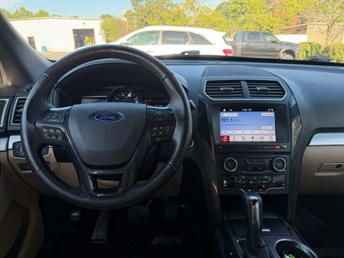 Used 2017 Ford Explorer XLT w/ Equipment Group 202A FWD image 18