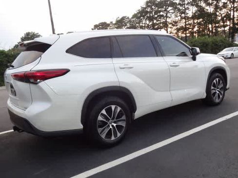 Used 2021 Toyota Highlander XLE FWD image 12