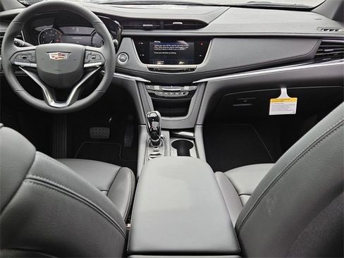 New 2025 Cadillac XT6 Luxury image 14